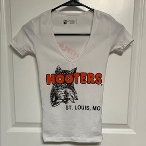 Hooters St. Louis White V-Neck Tee XXS